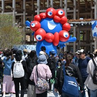 万博会場に設置されたミャクミャクのモニュメントを撮影する多くの来場者＝大阪市此花区で2025年4月26日、大西岳彦撮影