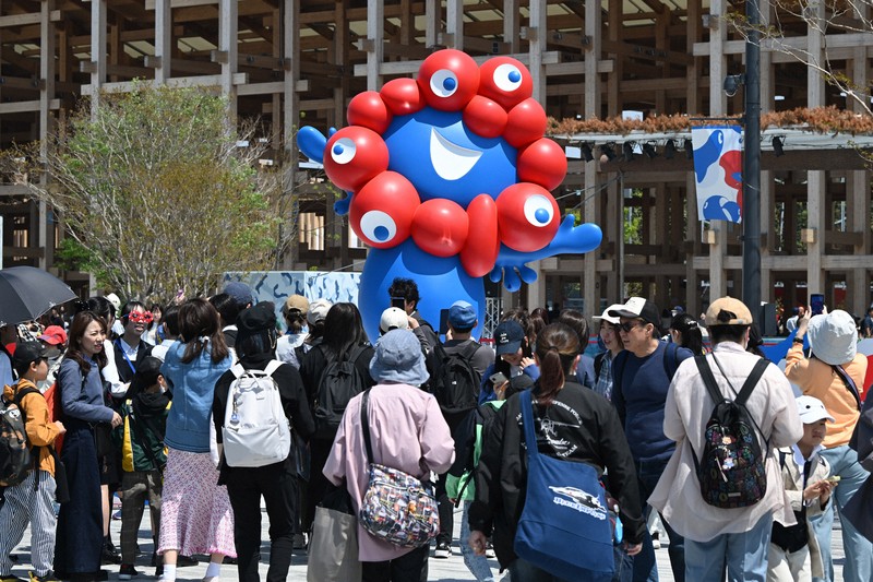 万博会場に設置されたミャクミャクのモニュメントを撮影する多くの来場者＝大阪市此花区で2025年4月26日、大西岳彦撮影