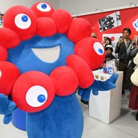 万博会場の「ミャクミャクハウス」で来場者の前に現れたミャクミャク＝大阪市此花区で2025年4月26日、大西岳彦撮影