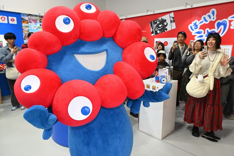 万博会場の「ミャクミャクハウス」で来場者の前に現れたミャクミャク＝大阪市此花区で2025年4月26日、大西岳彦撮影