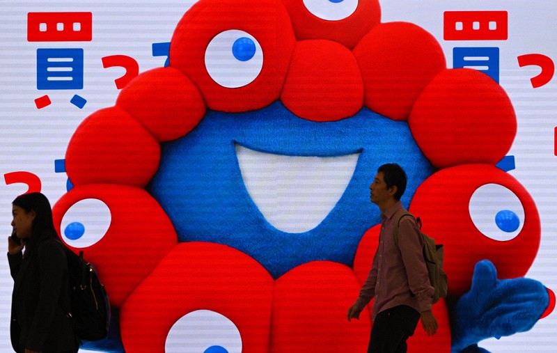 大阪メトロ夢洲駅のデジタルサイネージに登場するミャクミャク＝大阪市此花区で2025年4月25日、大西岳彦撮影