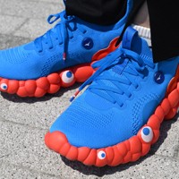 大阪市内から万博会場を訪れた女性が履いていたミャクミャクデザインのシューズ＝大阪市此花区で2025年4月26日、大西岳彦撮影