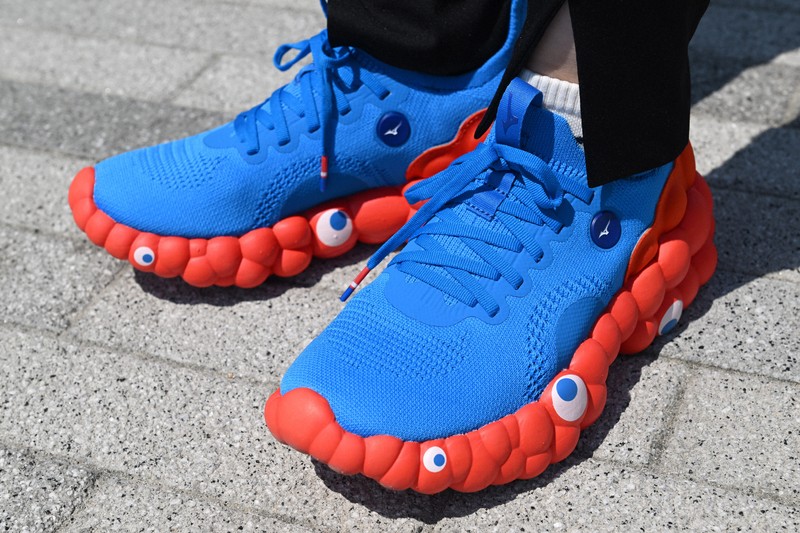 大阪市内から万博会場を訪れた女性が履いていたミャクミャクデザインのシューズ＝大阪市此花区で2025年4月26日、大西岳彦撮影