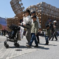 万博会場にあるミャクミャクがデザインされたマンホールのふた＝大阪市此花区で2025年4月26日、大西岳彦撮影