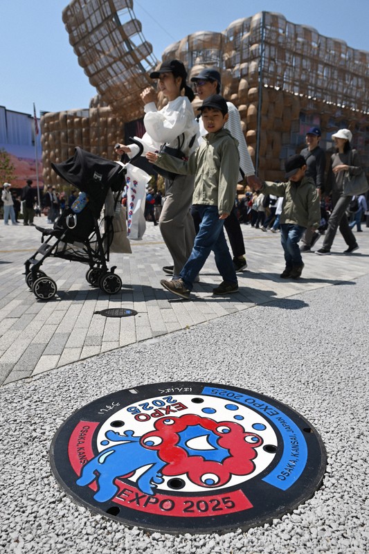 万博会場にあるミャクミャクがデザインされたマンホールのふた＝大阪市此花区で2025年4月26日、大西岳彦撮影