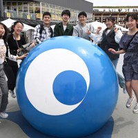 モニュメントを囲んで記念撮影する来場者＝大阪市此花区で2025年4月25日、大西岳彦撮影