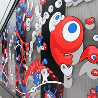 万博ロゴマークの一部を基にデザインされた「こみゃく」＝大阪市此花区で2025年4月25日、大西岳彦撮影