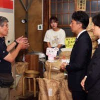 精米店を視察する小泉進次郎農相（右から2人目）＝東京都江東区で2025年5月23日午後1時55分、滝川大貴撮影