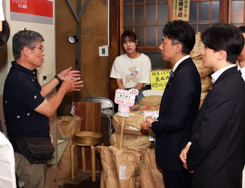 精米店を視察する小泉進次郎農相（右から2人目）＝東京都江東区で2025年5月23日午後1時55分、滝川大貴撮影