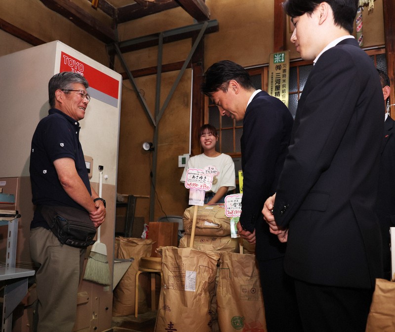 精米店を視察し、店主に頭を下げる小泉進次郎農相＝東京都江東区で2025年5月23日午後1時56分、滝川大貴撮影