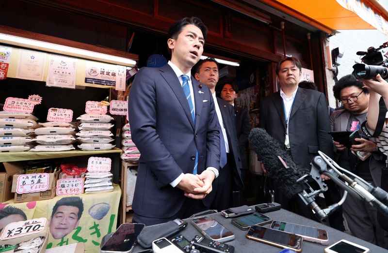 スーパーや精米店の視察を終え、記者の質問に答える小泉進次郎農相＝東京都江東区で2025年5月23日午後2時4分、滝川大貴撮影