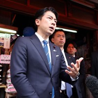スーパーや精米店の視察を終え、記者の質問に答える小泉進次郎農相＝東京都江東区で2025年5月23日午後2時4分、滝川大貴撮影