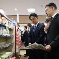スーパーマーケットのコメ売り場を視察する小泉進次郎農相（右から2人目）＝東京都江東区で2025年5月23日午後1時33分（代表撮影）