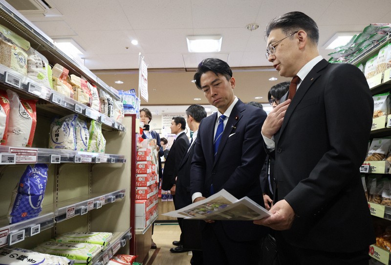 スーパーマーケットのコメ売り場を視察する小泉進次郎農相（右から2人目）＝東京都江東区で2025年5月23日午後1時33分（代表撮影）