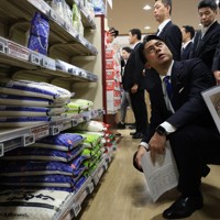 スーパーマーケットのコメ売り場を視察する小泉進次郎農相（手前）＝東京都江東区で2025年5月23日午後1時31分（代表撮影）