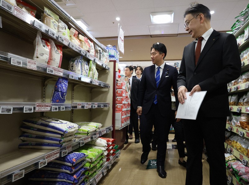スーパーマーケットのコメ売り場を視察する小泉進次郎農相（右から2人目）＝東京都江東区で2025年5月23日午後1時29分（代表撮影）