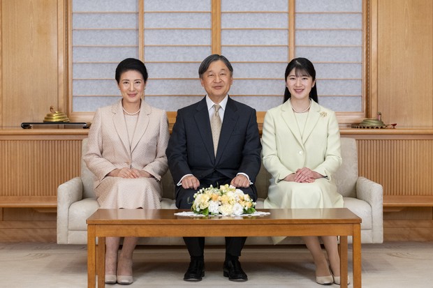 66% in Japan interested in Imperial Family, 70% approve female