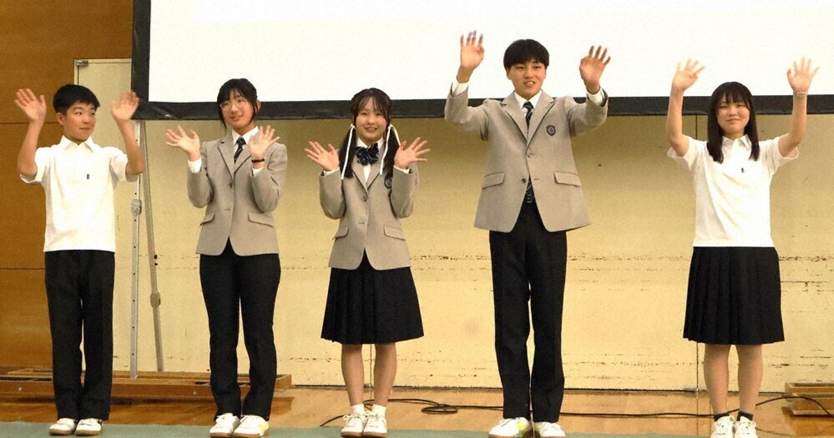 福知山高・付属中学校 制服一新、ブレザーに 女子もスラックス