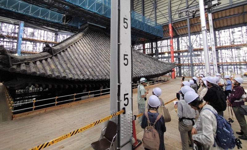 興福寺五重塔・令和の大修理：最上部の屋根、間近に 500人見学 担当者