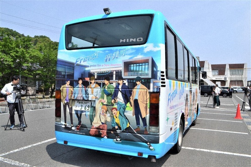 ラッピングバスで聖地巡礼へ 「Free！」出演声優の車内放送も 26日から