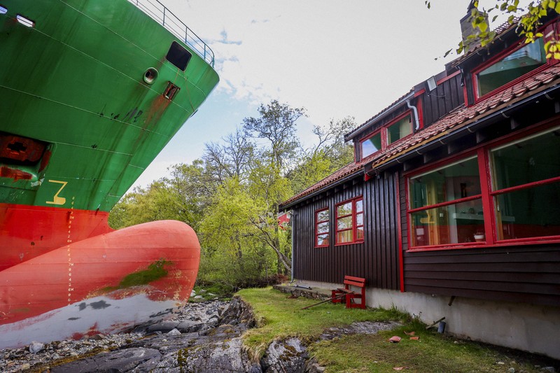 民家の庭に巨大コンテナ船突っ込む 座礁で危機一髪 ノルウェー | 毎日新聞