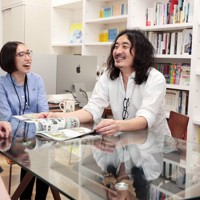 高校生の頃にビートルズにはまり、海外の研究者に覚えてもらえるようにと、長髪にひげ、ラフな服装を続ける佐藤佳・東京大医科学研究所教授（右から2人目）＝東京都港区で2025年3月13日、小林努撮影