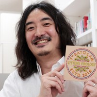 研究室のロゴデザインを手にする佐藤佳・東京大医科学研究所教授＝東京都港区で2025年3月13日、小林努撮影