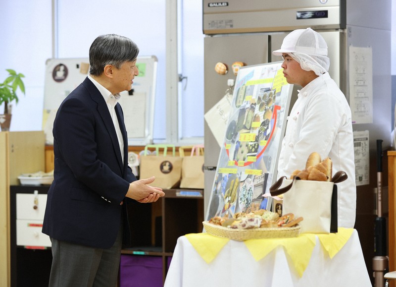 天皇陛下、茶畑や特別支援学校を見学 皇后さまは欠席 埼玉 | 毎日新聞