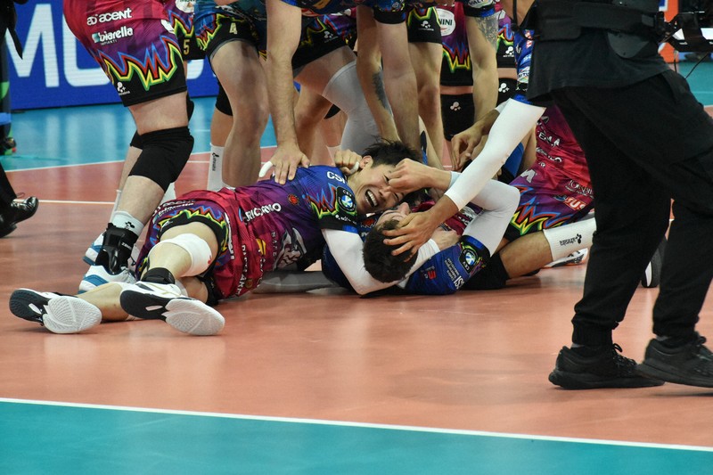 24色のペン：コート脇カメラ席で見た石川祐希 欧州制覇の舞台裏＝小林