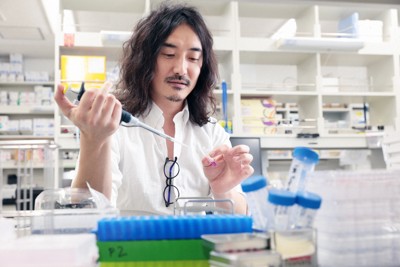 研究室で試料を扱う佐藤佳・東京大医科学研究所教授＝東京都港区で2025年3月13日、小林努撮影