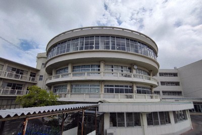 朝日小の円形校舎＝三重県朝日町で、山本直撮影