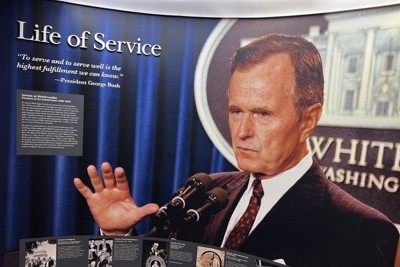 米空母「ジョージ・H・W・ブッシュ」のトリビュートルームに飾られているブッシュ元大統領に関する展示の一部＝4月30日、西田進一郎撮影