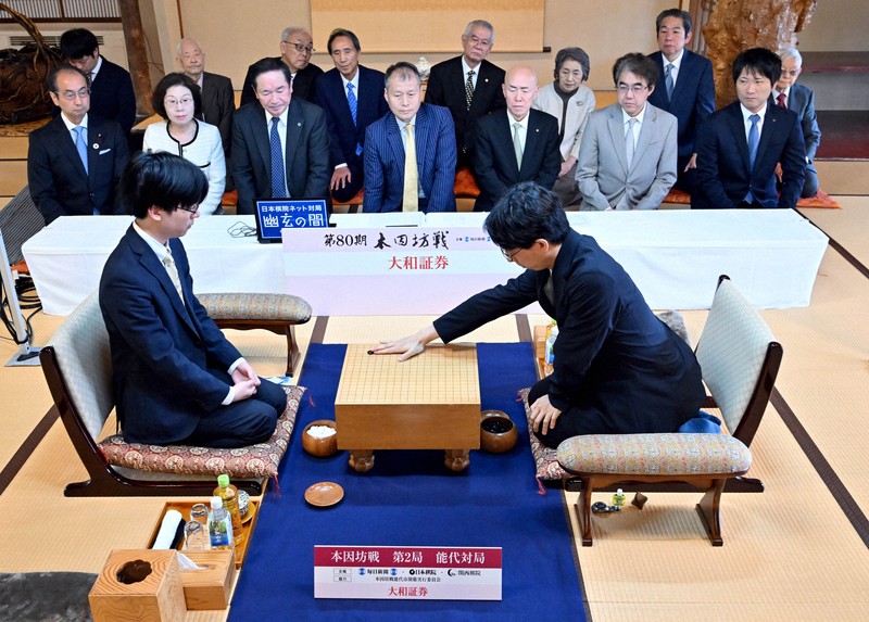 第62期本因坊戦記念　本因坊高尾氏、挑戦者九段依田氏対戦　書道扇子 専用ケース付 立会の高尾九段が寄せる「本因坊戦のまち」秋田・能代への思い | 毎日新聞