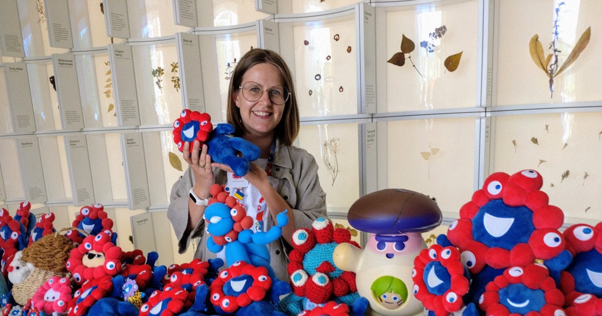 盗難被害のバルト館にミャクミャク続々 新たなフォトスポットに | 毎日新聞