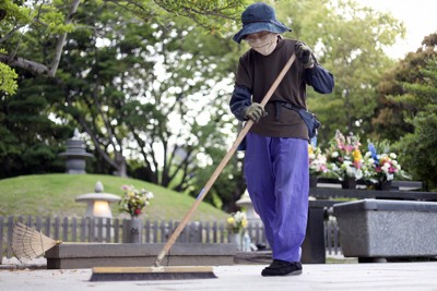 原爆供養塔の周辺を掃除する渡部和子さん＝広島市中区の平和記念公園で2025年5月19日午前6時2分、佐藤賢二郎撮影