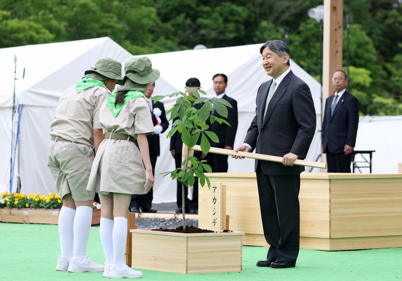 天皇陛下、埼玉で全国植樹祭に出席 「子ども歌舞伎」の口上に笑顔