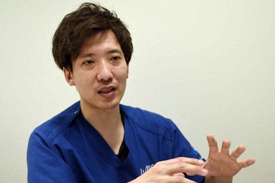 医局で後輩医師の指導にあたる谷崎隆太郎さん＝三重県伊勢市楠部町の市立伊勢総合病院で