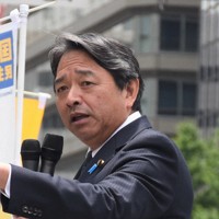 国民民主・榛葉賀津也幹事長▼JR博多駅前であった街頭演説で「博多の女性はきれいだね。男性はまあまあだね、これ」と発言＝2025年5月