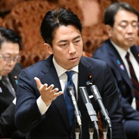 参院決算委員会で立憲民主党・古賀之士氏の質問に答弁する小泉進次郎農相＝国会内で2025年5月26日午後1時12分、平田明浩撮影