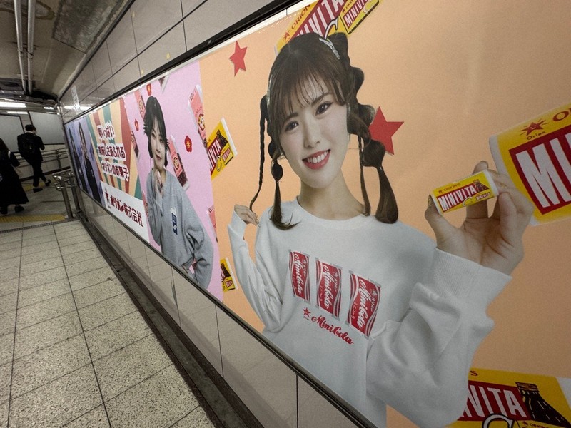 東京駅のポスター掲示、広告費は「お菓子箱」だけ? カラクリとは