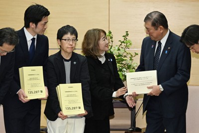 高額療養費制度見直しに関して石破茂首相と面会する全国がん患者団体連合会の轟浩美理事（右から2人目）ら＝首相官邸で2025年3月7日午後7時2分、平田明浩撮影