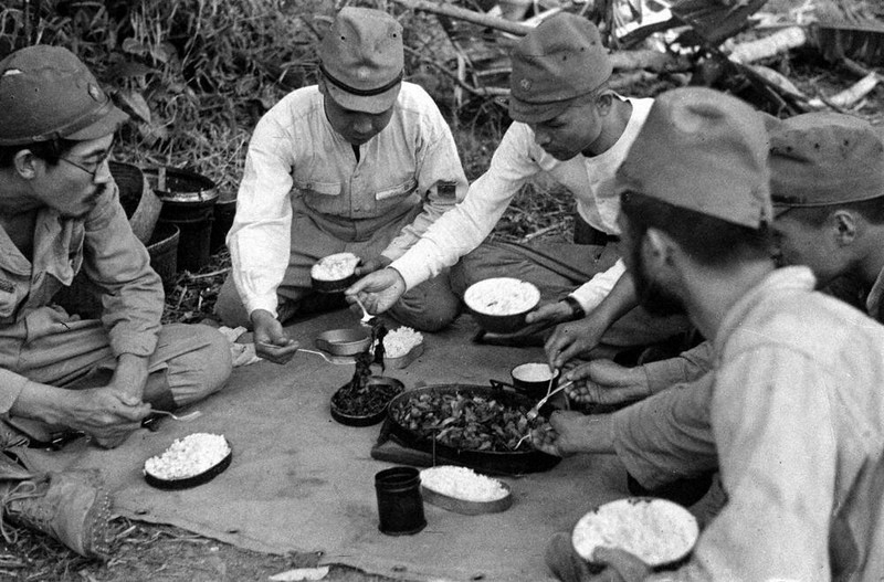 戦中写真を読む：／43 食の風景 兵糧 慢性的に不足、収奪も ／東京