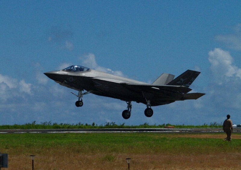 艦載機のFCLP公開 硫黄島でF35Cは初実施 米海軍 ／山口 | 毎日新聞