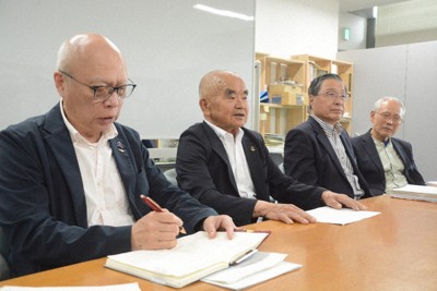 結成3周年記念の集いについて発表する、核兵器禁止条約の会・長崎の本田魂共同代表（左から2人目）ら＝長崎市魚の町で