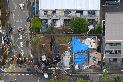 爆発音がして重機が燃えた現場＝東京都江戸川区で2025年5月27日午前10時36分、本社ヘリから渡部直樹撮影