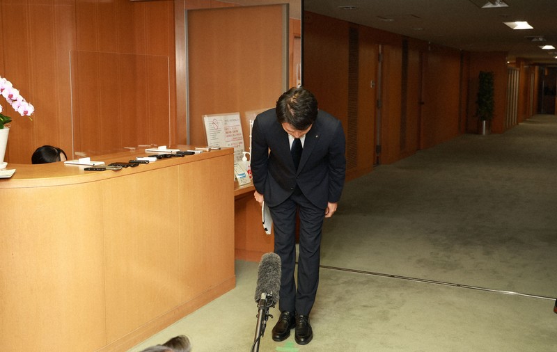 第三者委報告を受け、記者の質問に答える斎藤兵庫県知事 [写真特集1/6