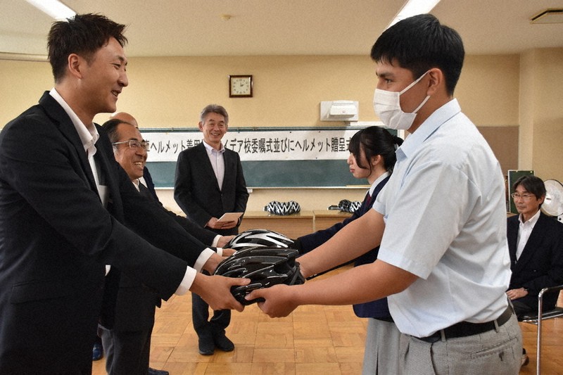 自転車ヘルメット着用を 警察が委嘱、連携しPR 宇都宮清陵高「促進校
