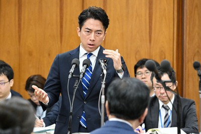 衆院農林水産委員会で立憲民主党・野田佳彦代表（手前）の質問に答弁する小泉進次郎農相＝国会内で2025年5月28日午前9時50分、平田明浩撮影