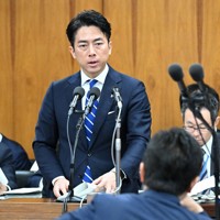 衆院農林水産委員会で国民民主党・玉木雄一郎代表（手前）の質問に答弁する小泉進次郎農相＝国会内で2025年5月28日午前11時6分、平田明浩撮影