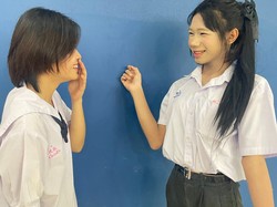 トランスジェンダー女性と自認し髪を伸ばす中学2年の生徒（右）と友人＝バンコクで2025年5月20日、武内彩撮影